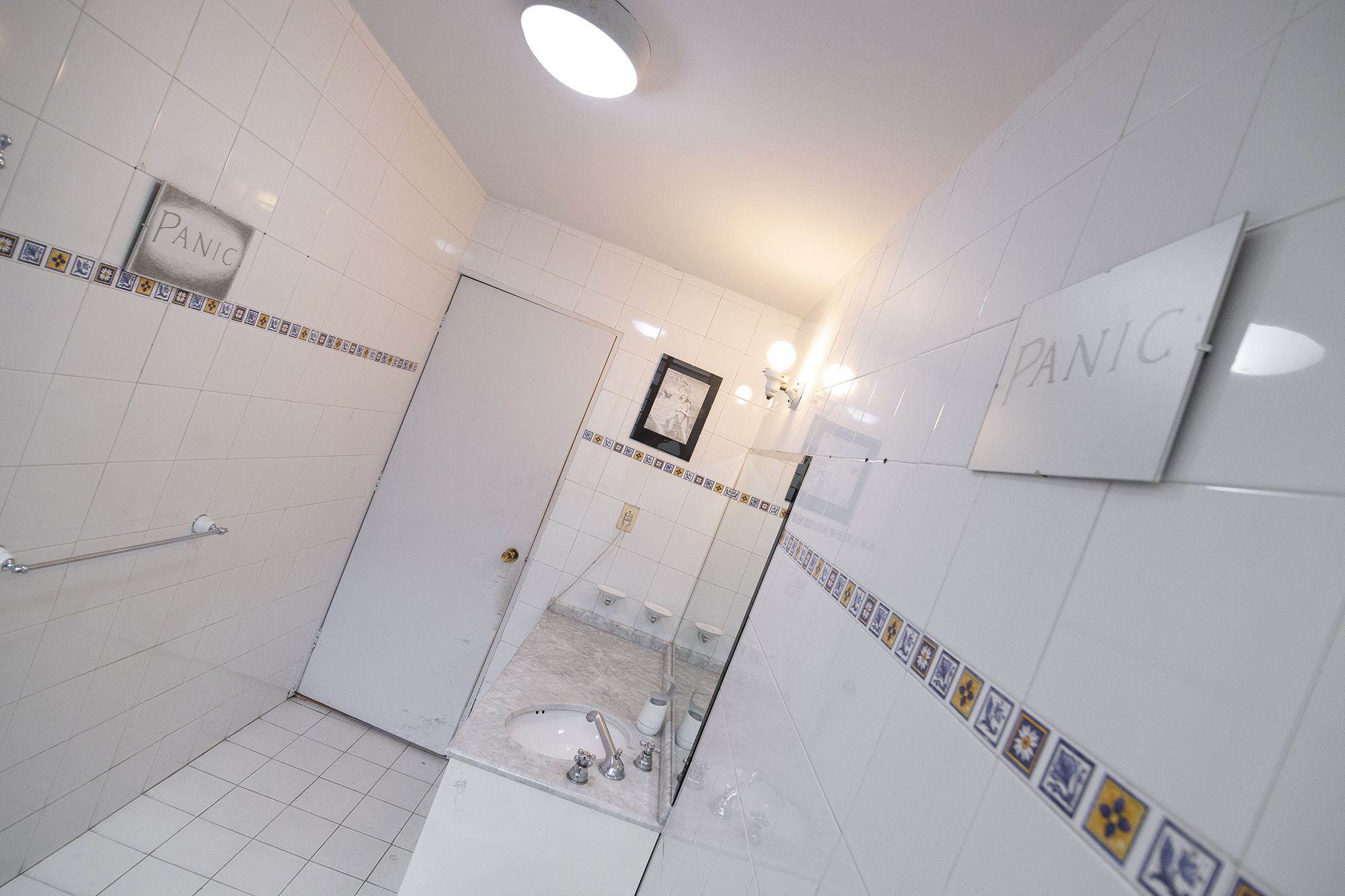 2022 02 Intelleaks, NASL, Mexico City — Installation View Bathroom 01 — Jeronim Horvat